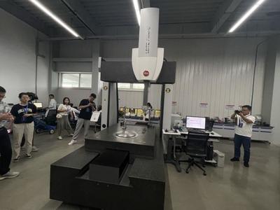 專(zhuān)精特新看中國(guó)丨會(huì)學(xué)習(xí)的機(jī)器人上崗智能工廠，讓碳纖維箭桿誤差控制在微米級(jí)